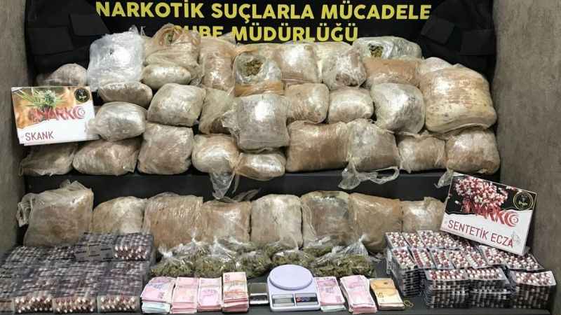 İzmir'de uyuşturucu sevkiyatı operasyonu: 4 tutuklama İzmir'de uyuşturucu sevkiyatı operasyonu: 4 tutuklama