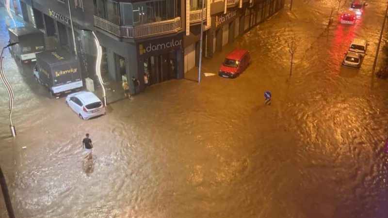 Giresun’da sağanak yağış hayatı olumsuz etkiledi Giresun’da sağanak yağış hayatı olumsuz etkiledi