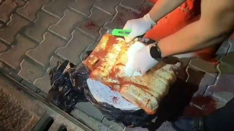 Polis ekipleri TEM’de durdukları tırdan onlarca paket uyuşturucu ele geçirdi Polis ekipleri TEM’de durdukları tırdan onlarca paket uyuşturucu ele geçirdi