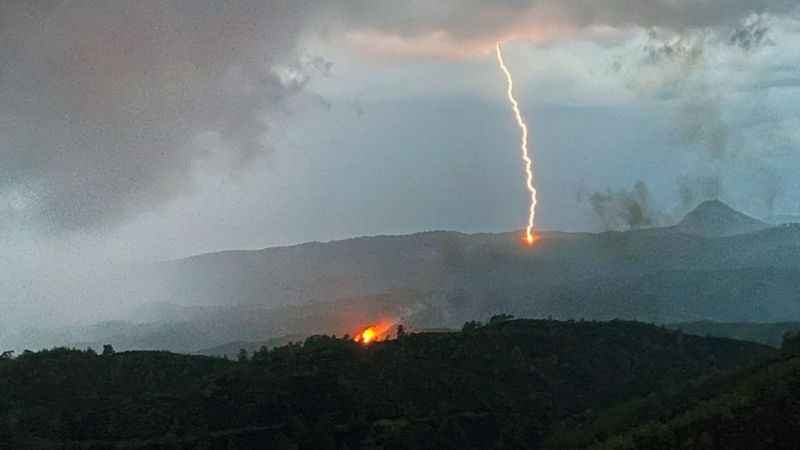 Ormanda yangına sebep olan yıldırımın düştüğü anları görüntülediler Ormanda yangına sebep olan yıldırımın düştüğü anları görüntülediler