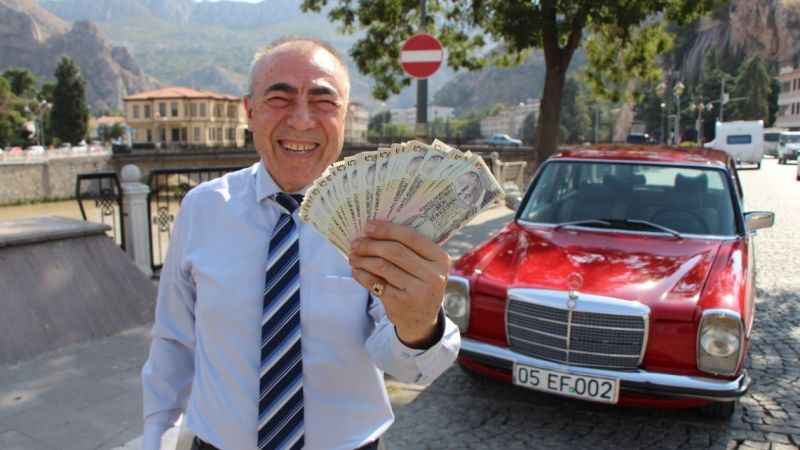 Arabasını satın alana üstüne 'bir deste para' verecek Arabasını satın alana üstüne 'bir deste para' verecek