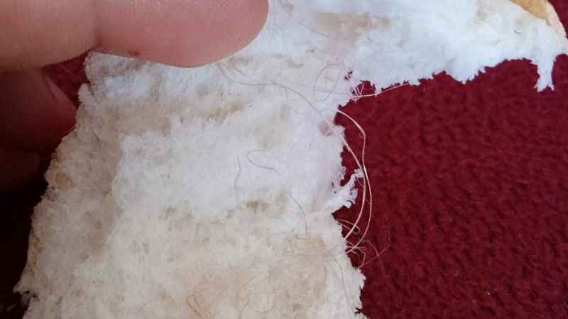Alınan ekmeğin içinden bir avuç çuval ipi çıktı Alınan ekmeğin içinden bir avuç çuval ipi çıktı