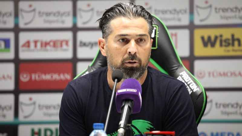 İlhan Palut: "Bu taraftar 25-30 bin kişiyle bu stadı İlhan Palut diye inletmiştir" İlhan Palut: "Bu taraftar 25-30 bin kişiyle bu stadı İlhan Palut diye inletmiştir"