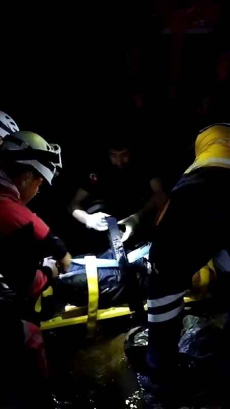 Düşen helikopterdeki mürettebatın kurtarılma anları ortaya çıktı Düşen helikopterdeki mürettebatın kurtarılma anları ortaya çıktı