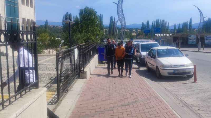 Gediz’de 4 milyon lira dolandıran şahıslar yakalandı  Gediz’de 4 milyon lira dolandıran şahıslar yakalandı