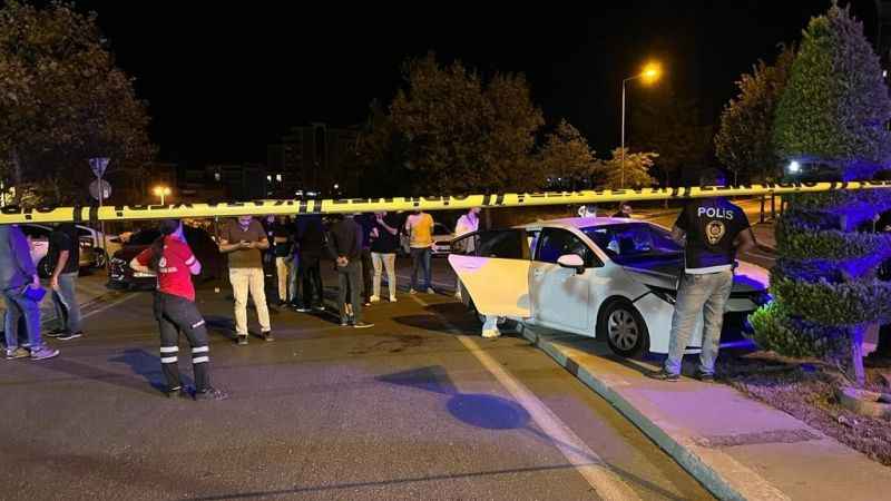 Beylikdüzü'nde araç içerisinde kanlı infaz: 1 ölü 3 yaralı Beylikdüzü'nde araç içerisinde kanlı infaz: 1 ölü 3 yaralı