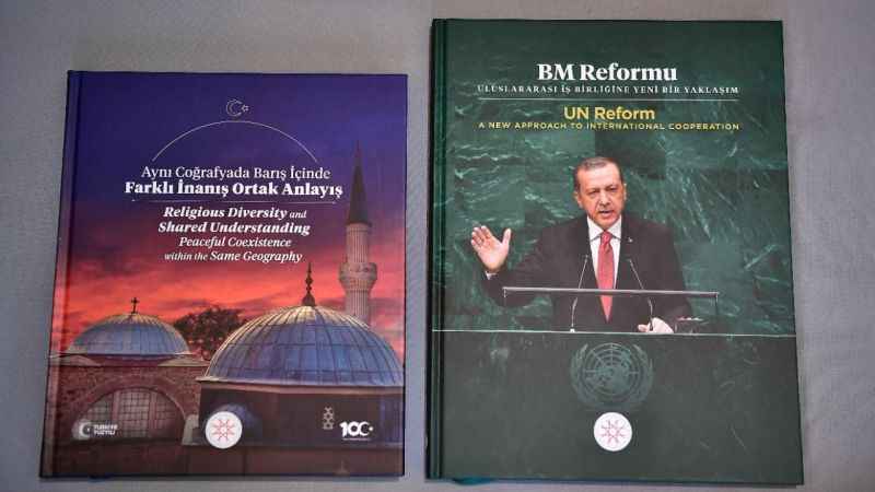 Cumhurbaşkanı Erdoğan'dan BM'deki liderlere "Aynı Coğrafyada Barış İçinde Farklı İnanış Ortak Anlayış" ve "BM Reformu" kitapları Cumhurbaşkanı Erdoğan'dan BM'deki liderlere "Aynı Coğrafyada Barış İçinde Farklı İnanış Ortak Anlayış" ve "BM Reformu" kitapları