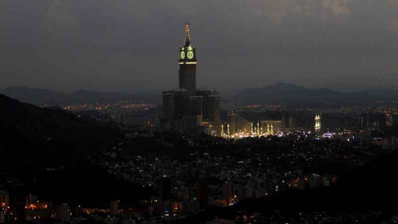 Mekke’deki Kraliyet Saat Kulesi'ne yıldırım düştü Mekke’deki Kraliyet Saat Kulesi'ne yıldırım düştü