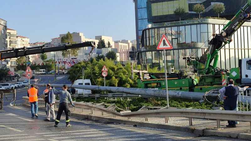 Bahçelievler’de İETT şoförünün çarpıp yola devirdiği direk kaldırıldı, trafik normale döndü Bahçelievler’de İETT şoförünün çarpıp yola devirdiği direk kaldırıldı, trafik normale döndü