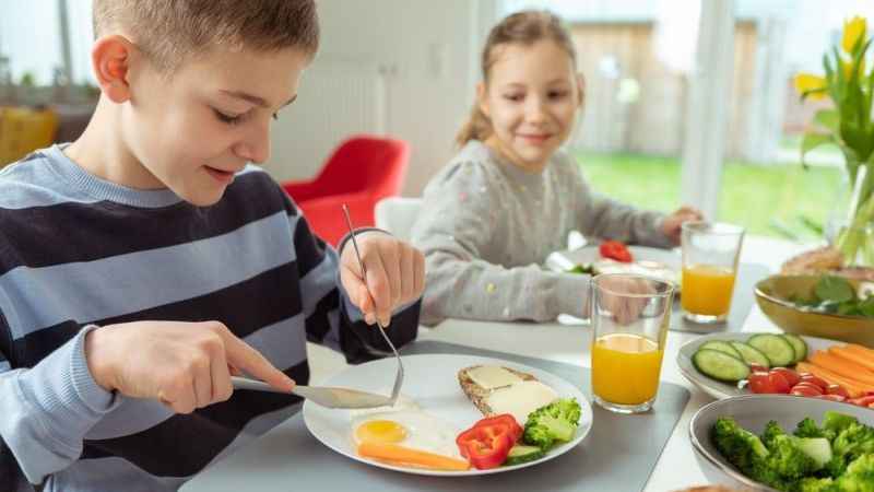 Kahvaltısız okula gitmek çocuklarda performansı düşürüyor Kahvaltısız okula gitmek çocuklarda performansı düşürüyor