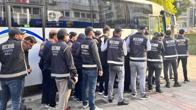 İzmir'de FETÖ’ye kıskaç: 84 kişi adliyede İzmir'de FETÖ’ye kıskaç: 84 kişi adliyede