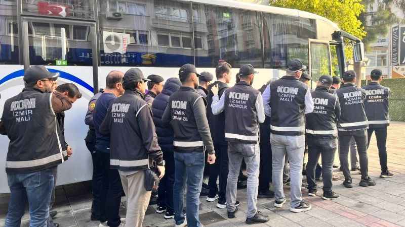İzmir'deki FETÖ’ye kıskaç operasyonunda 28 tutuklama İzmir'deki FETÖ’ye kıskaç operasyonunda 28 tutuklama