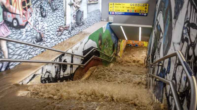 Milano'da sokaklar göle döndü, metro istasyonu sular altında kaldı Milano'da sokaklar göle döndü, metro istasyonu sular altında kaldı