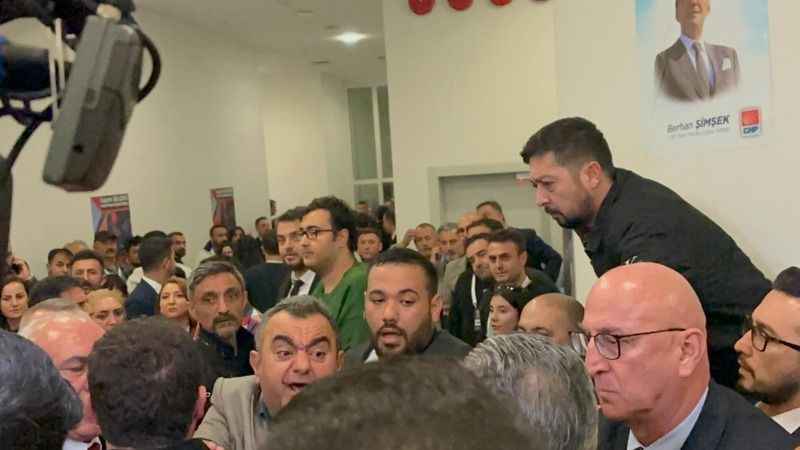 CHP Kurultayı'nda partililer arasında gergin anlar yaşandı CHP Kurultayı'nda partililer arasında gergin anlar yaşandı
