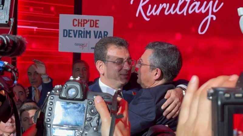 Özgür Özel: "Salondan 130 milletvekilimizle el ele omuz omuza çıkıyorum" Özgür Özel: "Salondan 130 milletvekilimizle el ele omuz omuza çıkıyorum"