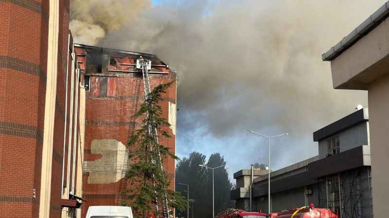 Başakşehir’de ayakkabı imalathanesinde yangın çıktı
