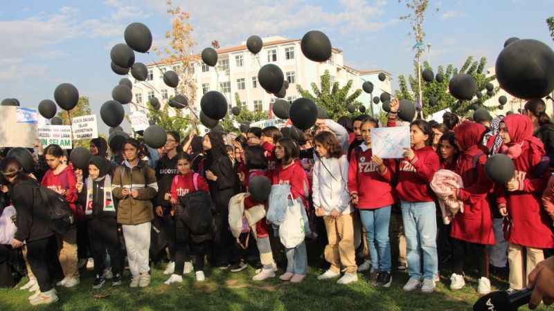 Katledilen Filistinli çocuklar için gökyüzüne siyah balon