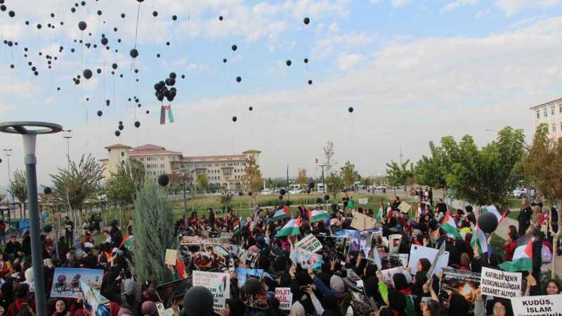 Katledilen Filistinli çocuklar için gökyüzüne siyah balon