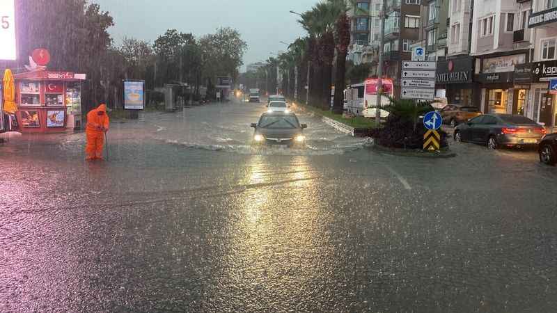 Çanakkale’de cadde ve sokaklar göle döndü Çanakkale’de cadde ve sokaklar göle döndü
