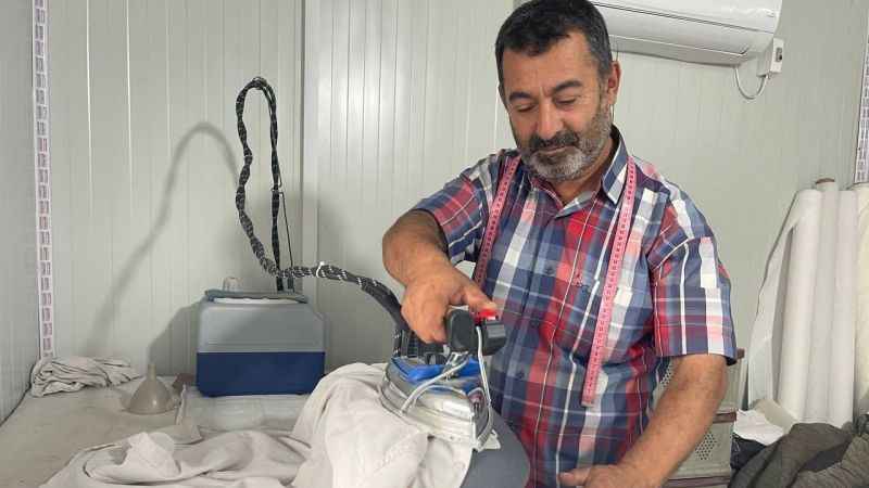 Depremzede terzi mesleğine konteynerde devam ediyor Depremzede terzi mesleğine konteynerde devam ediyor