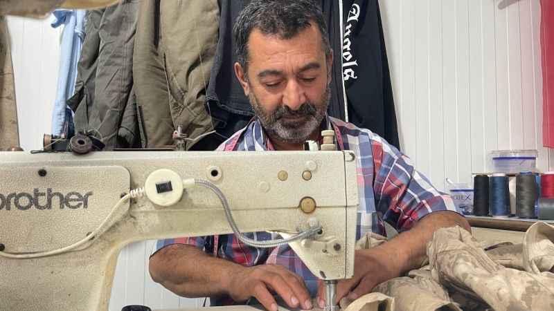 Depremzede terzi mesleğine konteynerde devam ediyor Depremzede terzi mesleğine konteynerde devam ediyor