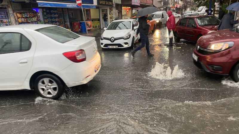 İstanbul’da yağış vatandaşları olumsuz etkiledi İstanbul’da yağış vatandaşları olumsuz etkiledi