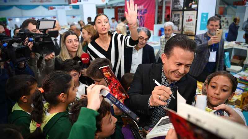 Tuzla 6'ıncı Kitap Fuarı 'Aşk ile oku' temasıyla başladı Tuzla 6'ıncı Kitap Fuarı 'Aşk ile oku' temasıyla başladı