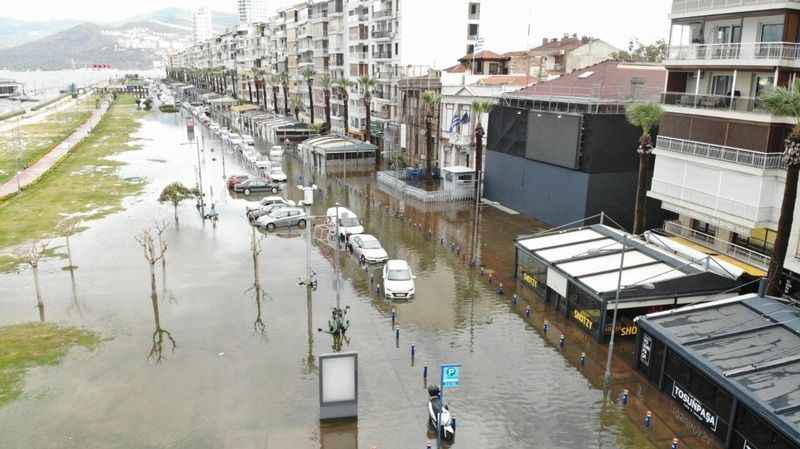 İzmir'de deniz taştı İzmir'de deniz taştı