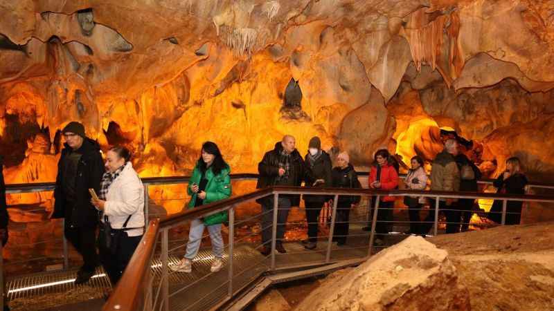 Akademisyenler Tulumtaş Mağarası'nı gezdi Akademisyenler Tulumtaş Mağarası'nı gezdi