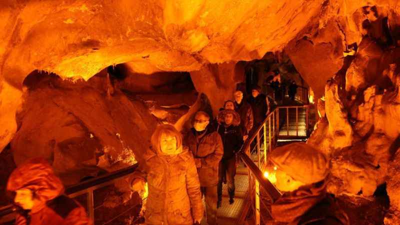 Akademisyenler Tulumtaş Mağarası'nı gezdi Akademisyenler Tulumtaş Mağarası'nı gezdi