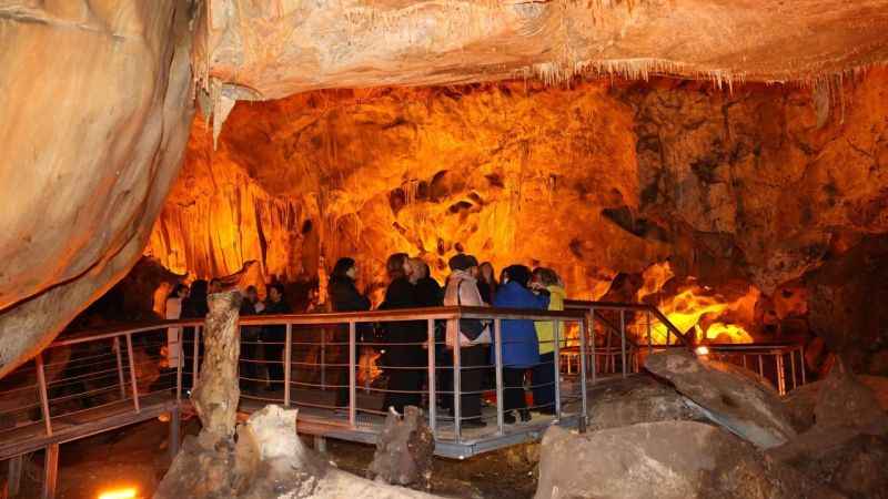 Akademisyenler Tulumtaş Mağarası'nı gezdi Akademisyenler Tulumtaş Mağarası'nı gezdi