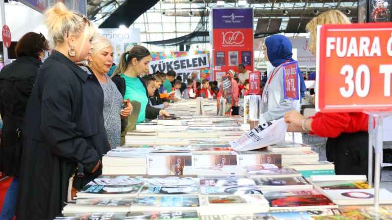 Antalyalı kitapseverler fuara akın etti Antalyalı kitapseverler fuara akın etti