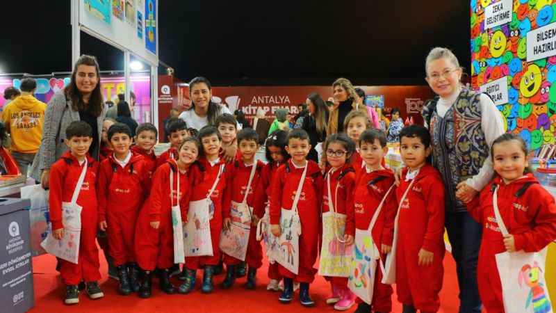 Antalyalı kitapseverler fuara akın etti Antalyalı kitapseverler fuara akın etti