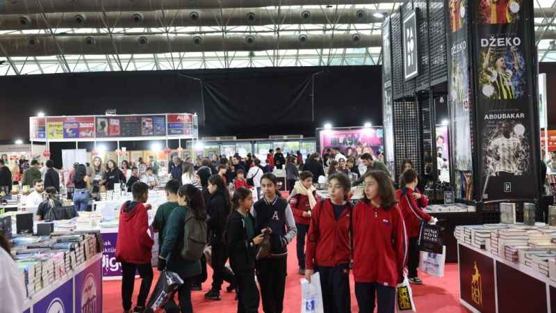 Antalyalı kitapseverler fuara akın etti Antalyalı kitapseverler fuara akın etti