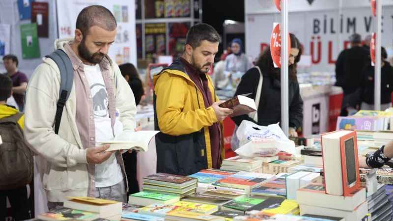 Antalyalı kitapseverler fuara akın etti Antalyalı kitapseverler fuara akın etti