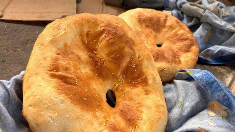 Mardin'de kadınlar günde 450 tandır ekmeği yapıyor Mardin'de kadınlar günde 450 tandır ekmeği yapıyor