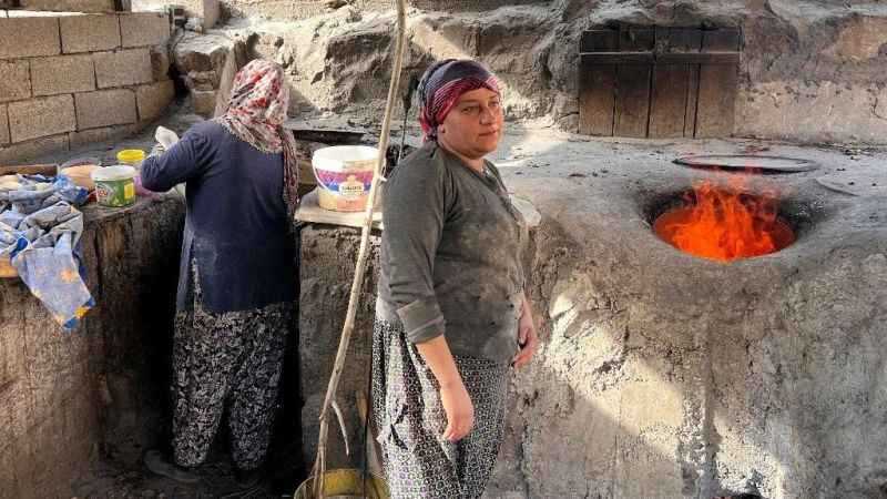 Mardin'de kadınlar günde 450 tandır ekmeği yapıyor Mardin'de kadınlar günde 450 tandır ekmeği yapıyor