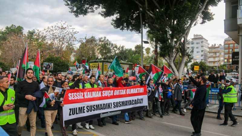 Antalya'da binlerce kişi Filistin için yürüdü Antalya'da binlerce kişi Filistin için yürüdü