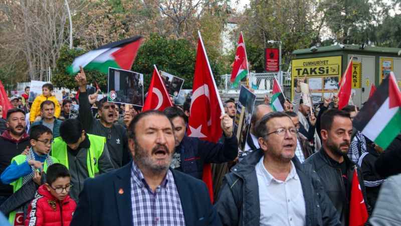 Antalya'da binlerce kişi Filistin için yürüdü Antalya'da binlerce kişi Filistin için yürüdü