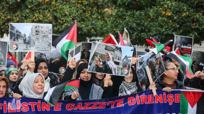 Antalya'da binlerce kişi Filistin için yürüdü Antalya'da binlerce kişi Filistin için yürüdü