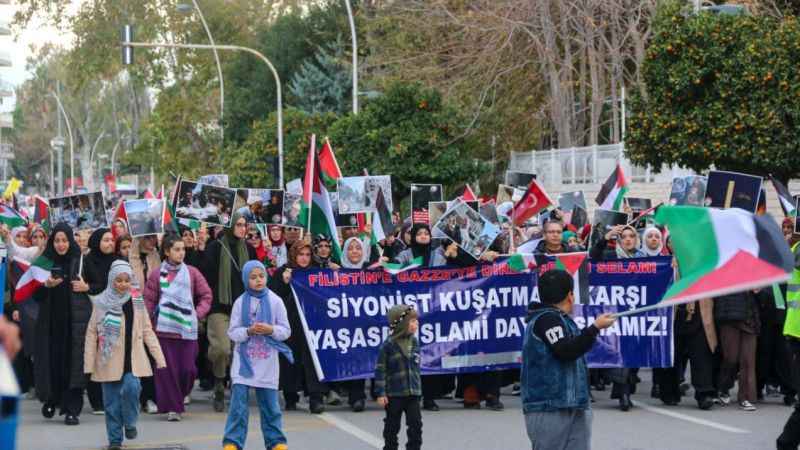 Antalya'da binlerce kişi Filistin için yürüdü Antalya'da binlerce kişi Filistin için yürüdü