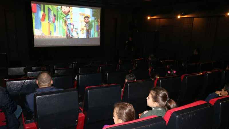 Çocuklar ilk defa bir sinema salonu gördüler