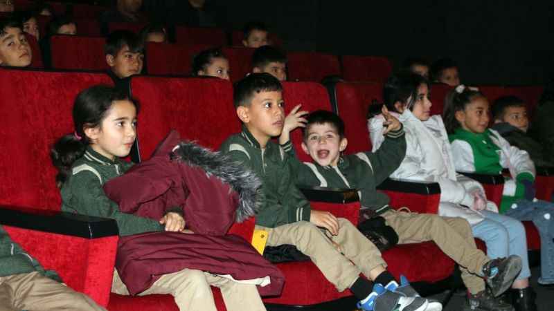 Çocuklar ilk defa bir sinema salonu gördüler