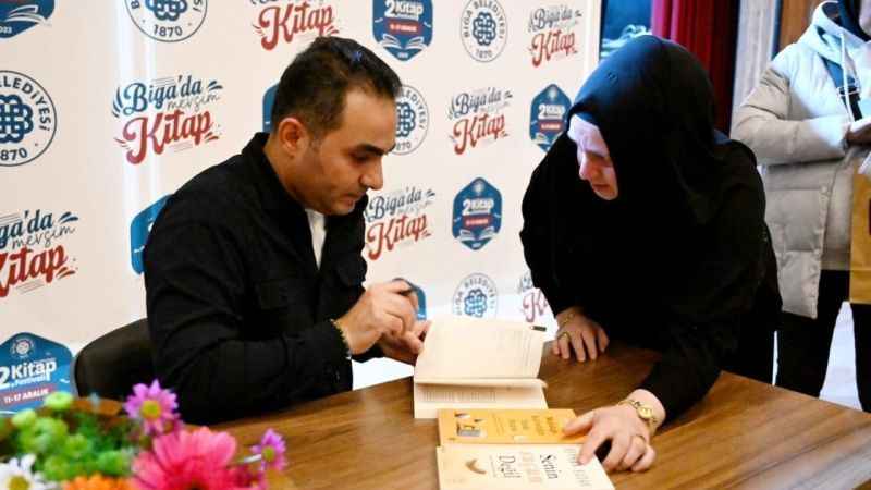 Ünlü psikolog Biga Kitap Festivali’ndeydi Ünlü psikolog Biga Kitap Festivali’ndeydi