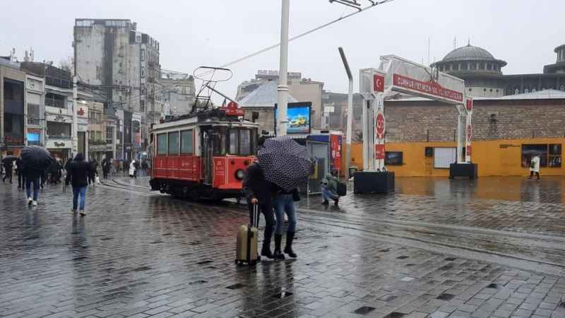 Fırtına Taksim’de vatandaşlara zor anlar yaşattı Fırtına Taksim’de vatandaşlara zor anlar yaşattı