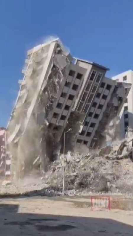 15 katlı bina yerle bir oldu