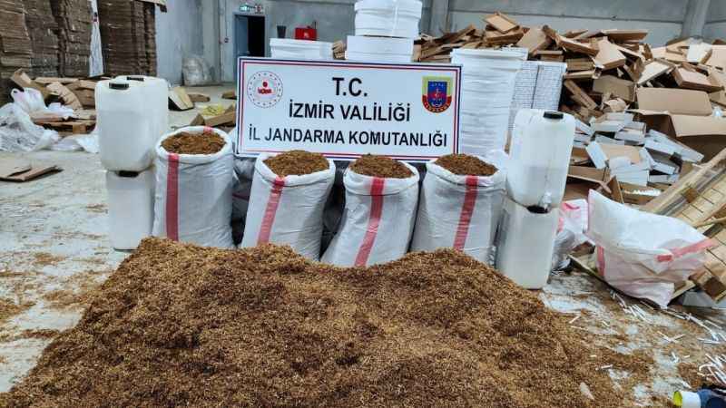 İzmir’de kaçak sigara fabrikasına baskın İzmir’de kaçak sigara fabrikasına baskın