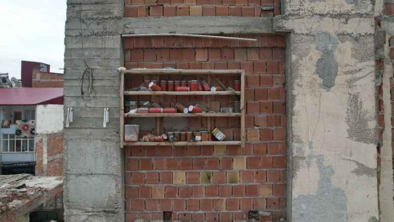 Bina yıkıldı, kavanozlar 11 aydır aynı yerde