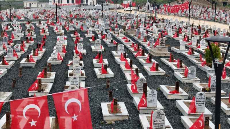 Deprem mezarlığı bayraklarla donatıldı Deprem mezarlığı bayraklarla donatıldı