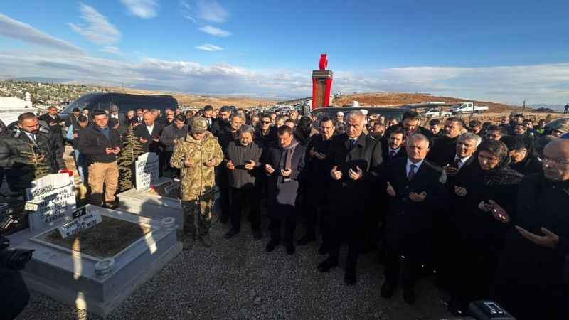 Bakan Ersoy depremde hayatını kaybedenleri mezarı başında andı Bakan Ersoy depremde hayatını kaybedenleri mezarı başında andı